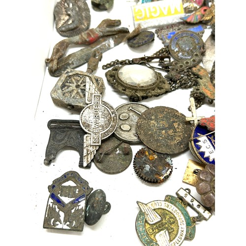 497 - Tray of collectables includes badges etc