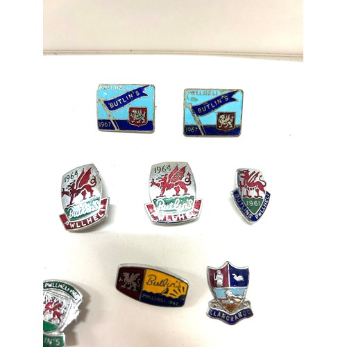 509 - 10 x vintage Welsh enamel Butlins badges from 1960 onwards