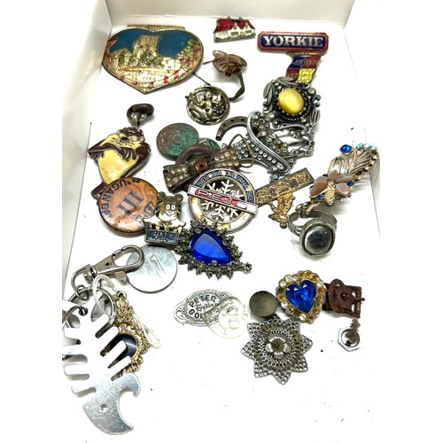 514 - Tray of collectables includes badges, brooches, rings etc