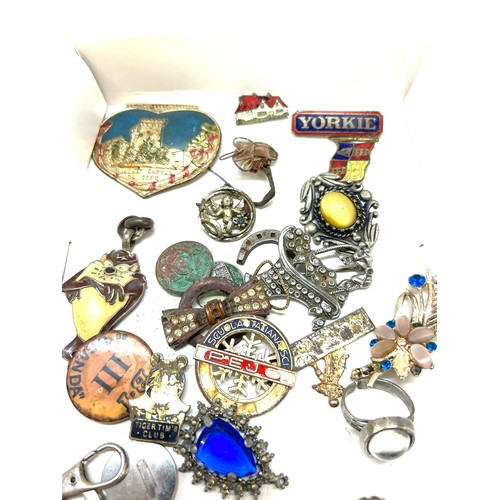 514 - Tray of collectables includes badges, brooches, rings etc