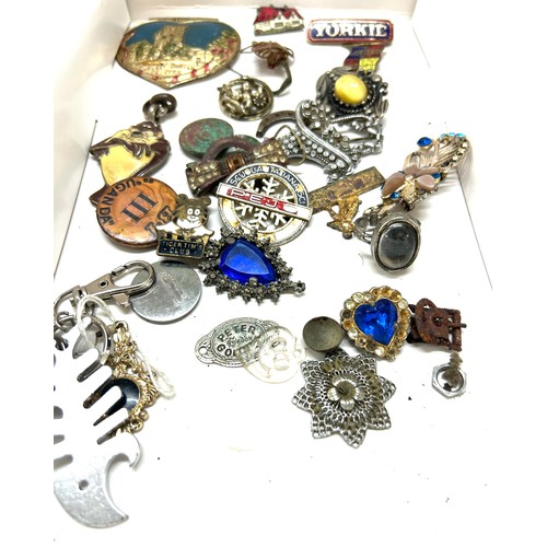 514 - Tray of collectables includes badges, brooches, rings etc