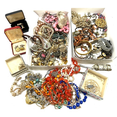 553 - Two trays of vintage and later costume jewellery