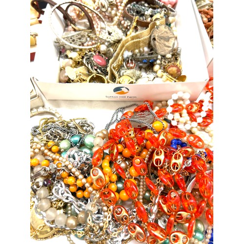 553 - Two trays of vintage and later costume jewellery