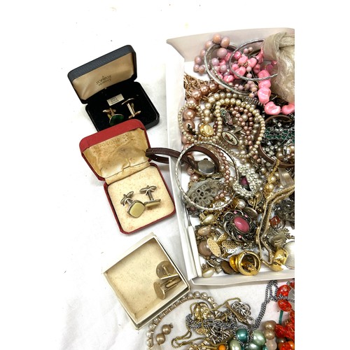 553 - Two trays of vintage and later costume jewellery