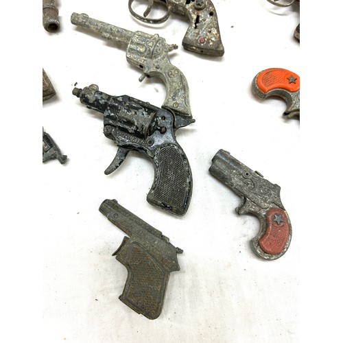 494 - Large selection of vintage toy guns