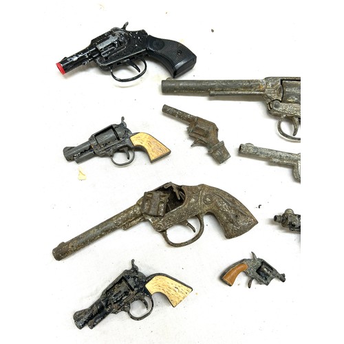 494 - Large selection of vintage toy guns