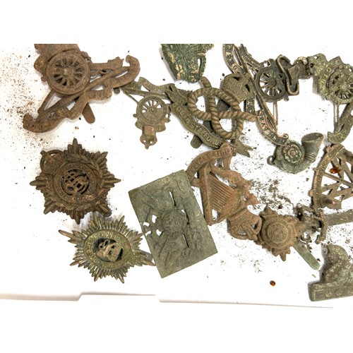 481 - Selection of assorted cap badges and a medal