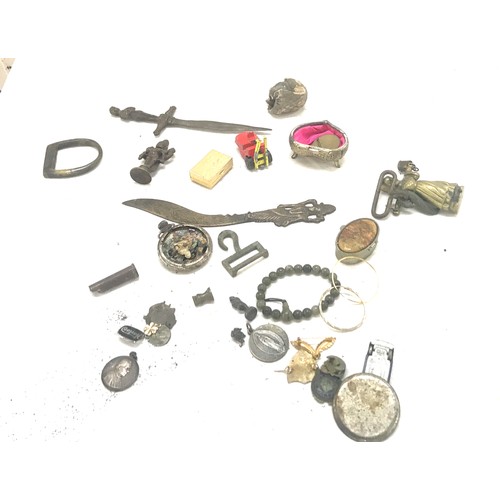 499 - Selection of assorted metal detector finds includes letter openers etc