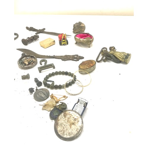 499 - Selection of assorted metal detector finds includes letter openers etc