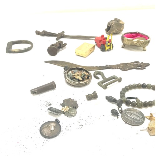 499 - Selection of assorted metal detector finds includes letter openers etc