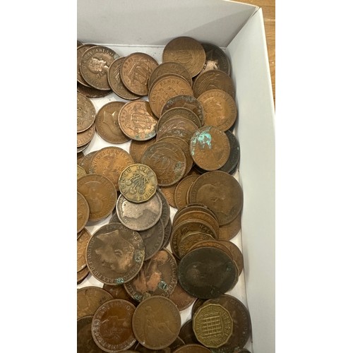 438 - Tray of vintage coins