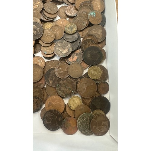 438 - Tray of vintage coins