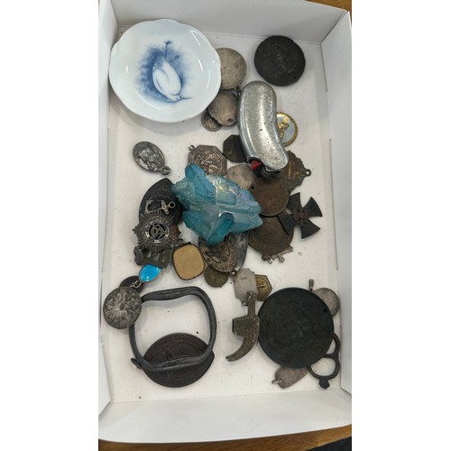 495 - Tray of collectables includes Metal detector finds etc