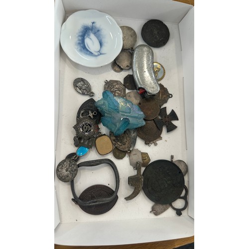 495 - Tray of collectables includes Metal detector finds etc