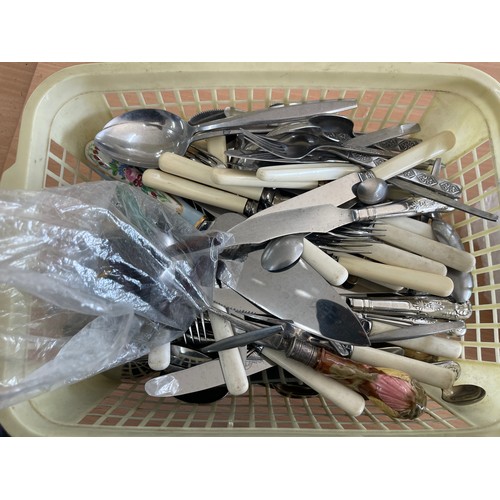 126 - Quantity of vintage loose cutlery includes kings pattern etc