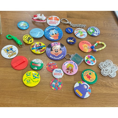 90 - Selection of vintage badges to include Mr Blobby, Beano Menace, Disney etc