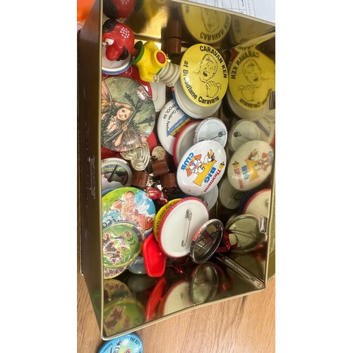 90 - Selection of vintage badges to include Mr Blobby, Beano Menace, Disney etc