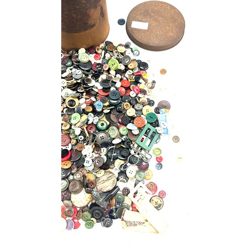 69 - Selection of vintage buttons