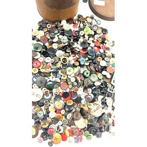 69 - Selection of vintage buttons