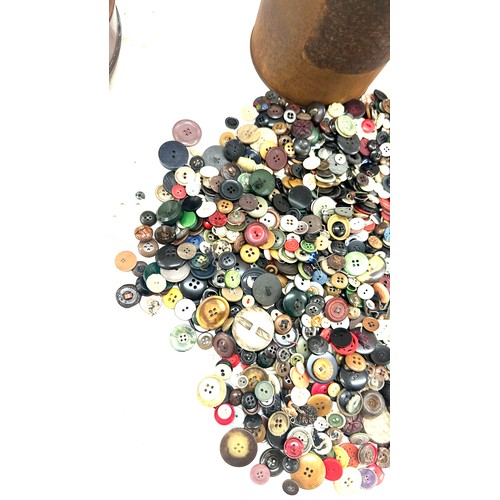 69 - Selection of vintage buttons