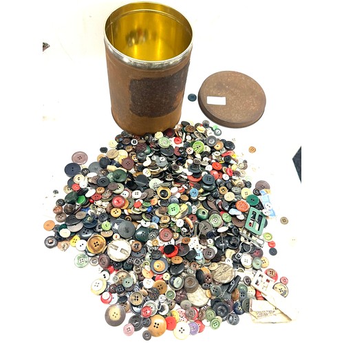 69 - Selection of vintage buttons