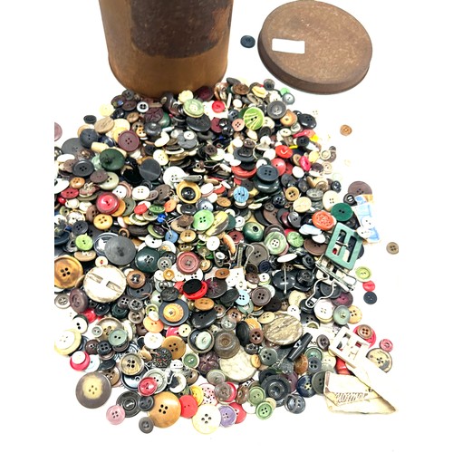 69 - Selection of vintage buttons