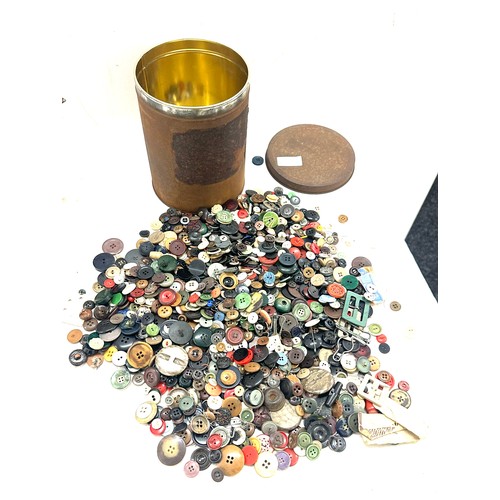 69 - Selection of vintage buttons