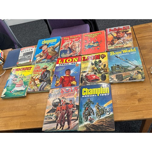 147 - Selection of vintage hardback annuals to include Boys World, Champion, Cheyenne television story boo... 