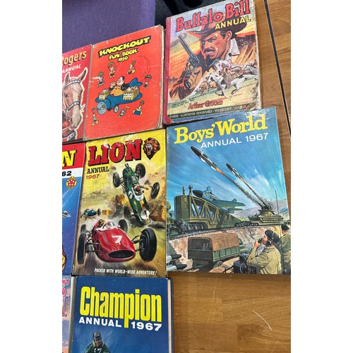 147 - Selection of vintage hardback annuals to include Boys World, Champion, Cheyenne television story boo... 