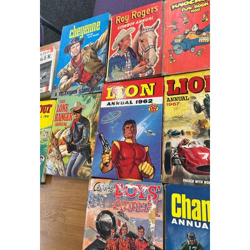 147 - Selection of vintage hardback annuals to include Boys World, Champion, Cheyenne television story boo... 