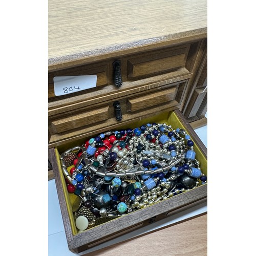 125 - Selection of costume jewellery, rings etc