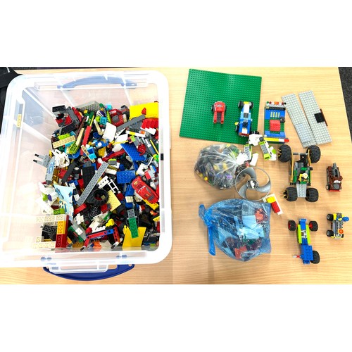 161 - Large selection of Lego to include men, base plates etc