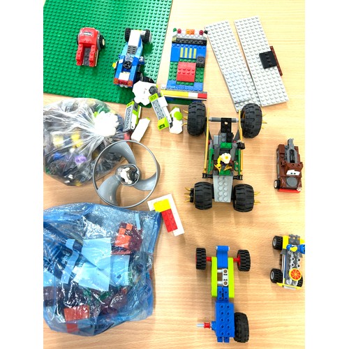 161 - Large selection of Lego to include men, base plates etc