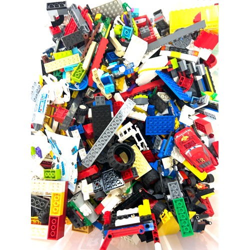 161 - Large selection of Lego to include men, base plates etc