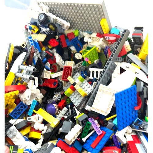 161 - Large selection of Lego to include men, base plates etc