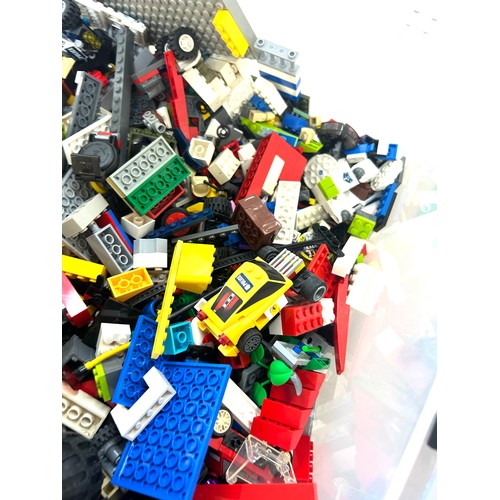 161 - Large selection of Lego to include men, base plates etc