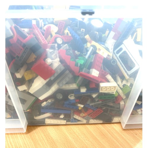 161 - Large selection of Lego to include men, base plates etc