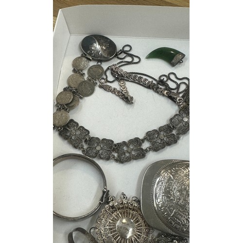 531 - Selection vintage and later silver jewellery to include pendants, brooch, bracelets etc