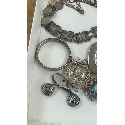 531 - Selection vintage and later silver jewellery to include pendants, brooch, bracelets etc