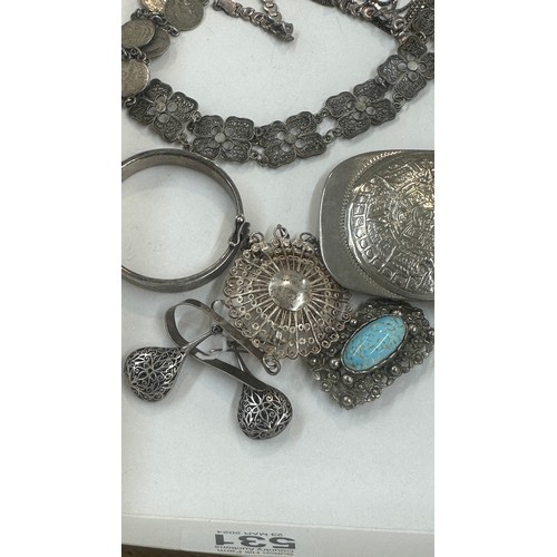 531 - Selection vintage and later silver jewellery to include pendants, brooch, bracelets etc