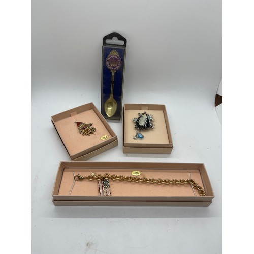 520 - Selection of boxed costume jewellery etc