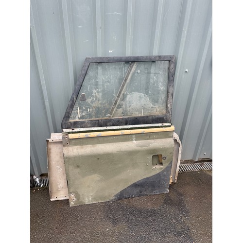 99F - Selection of land rover parts doors and wings