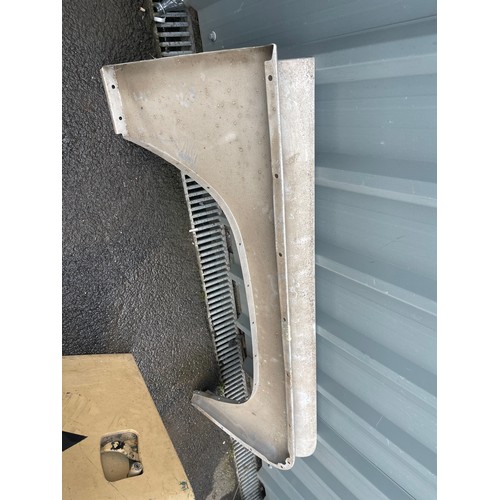 99F - Selection of land rover parts doors and wings