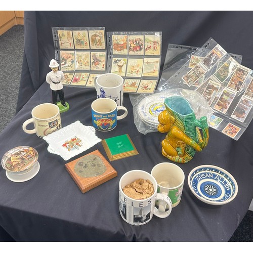 199 - Selection of collectable miscellaneous to include cigarette cards, porcelain etc