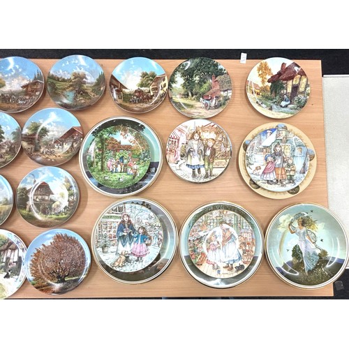 192 - Large selection of vintage collectable wall hanging plates to include Royal Grafton etc