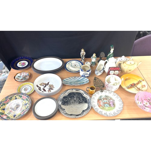 247 - Selection of miscellaneous to include wall plates, lady figures, tea pots etc