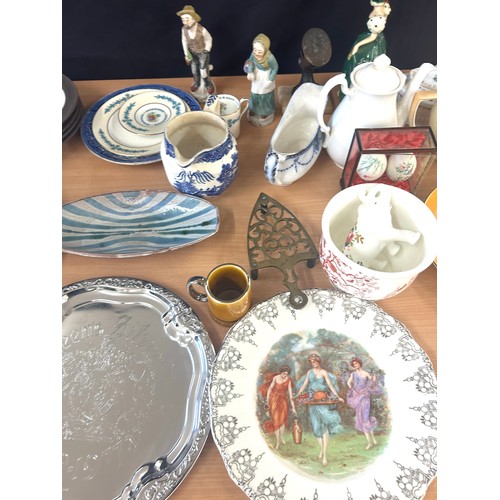 247 - Selection of miscellaneous to include wall plates, lady figures, tea pots etc