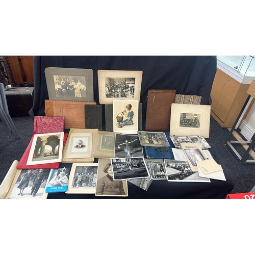 266 - Vintage photo albums and old vintage photos