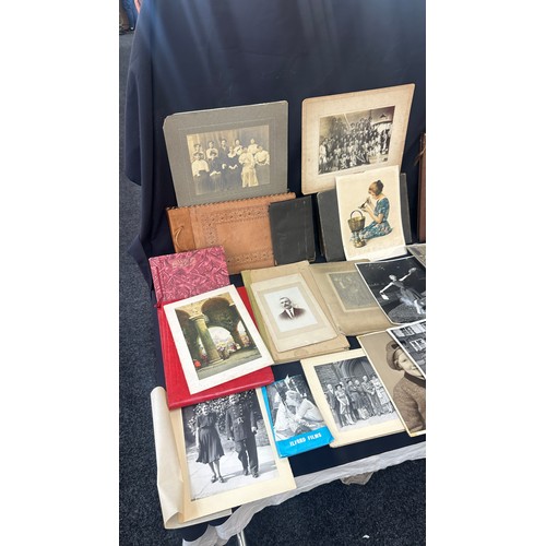 266 - Vintage photo albums and old vintage photos