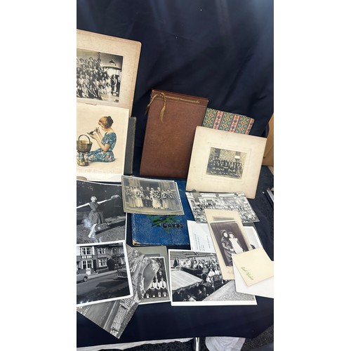 266 - Vintage photo albums and old vintage photos